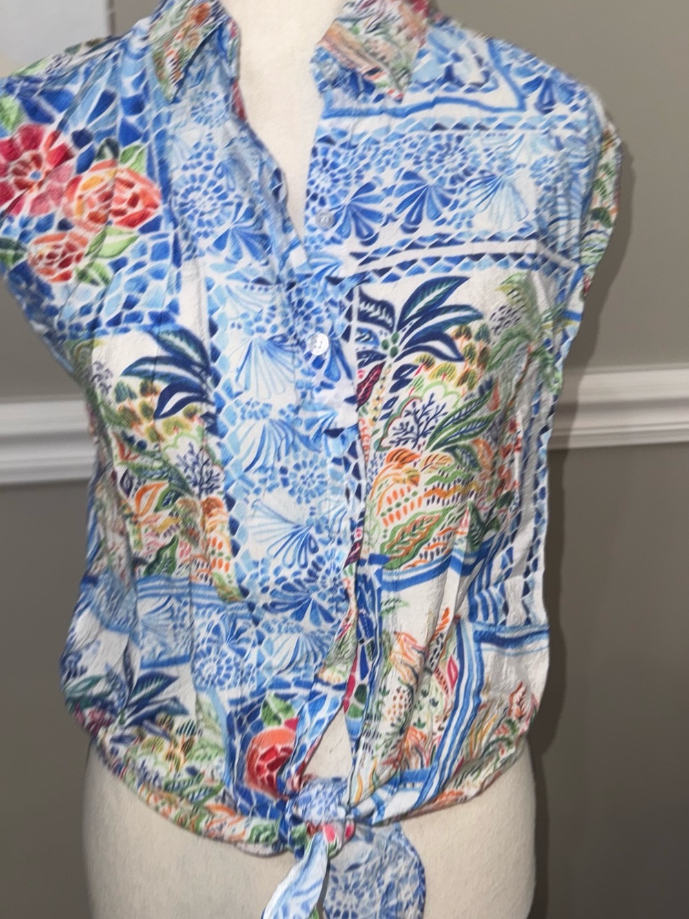 Sleeveless Blue Floral Tie-Hem Blouse - Picture 2 of 9
